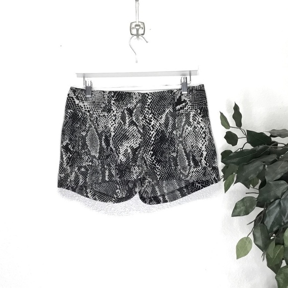 NWT Express Snake Print Shorts With Cuffs - Picture 1 of 6